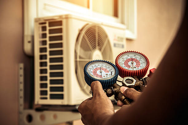 Professional Hvac technician working in Oakford, IN